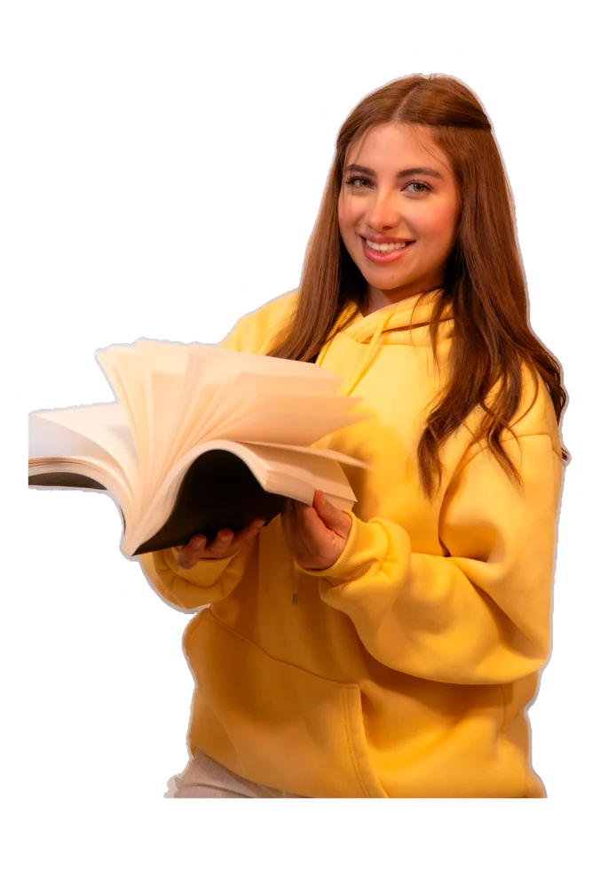 Melissa Endara con hoodie amarillo sosteniendo un libro